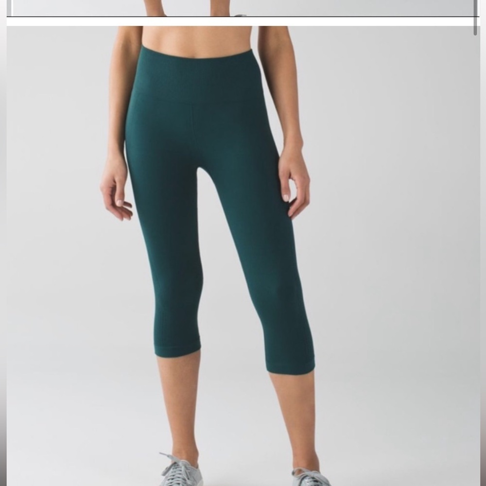 LULULEMON Forest Deep Dark Green Flow and Go Crop Leggings Sz 2 17”
A223